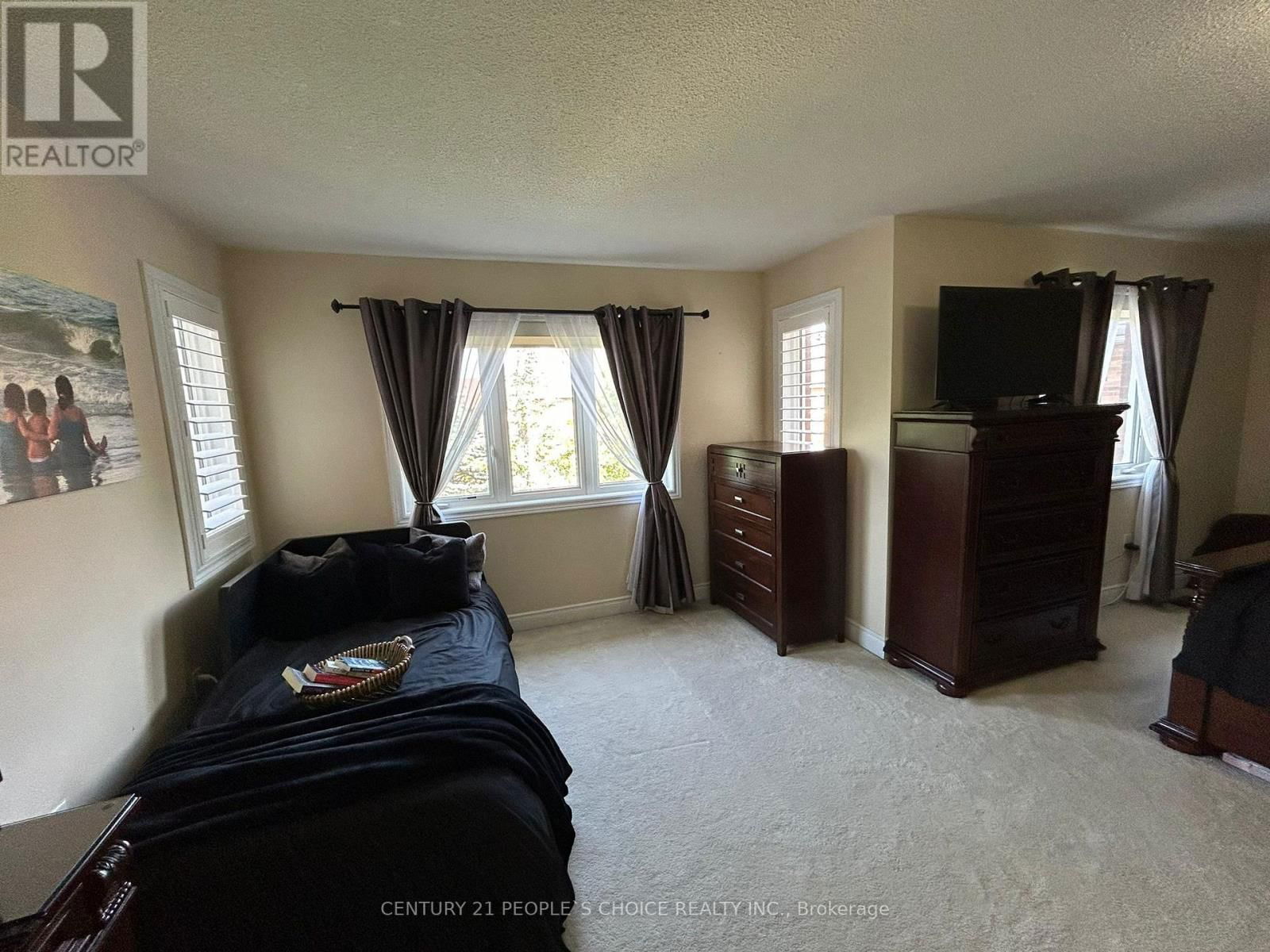 128 MOUNT ROYAL CIRCLE Image 23