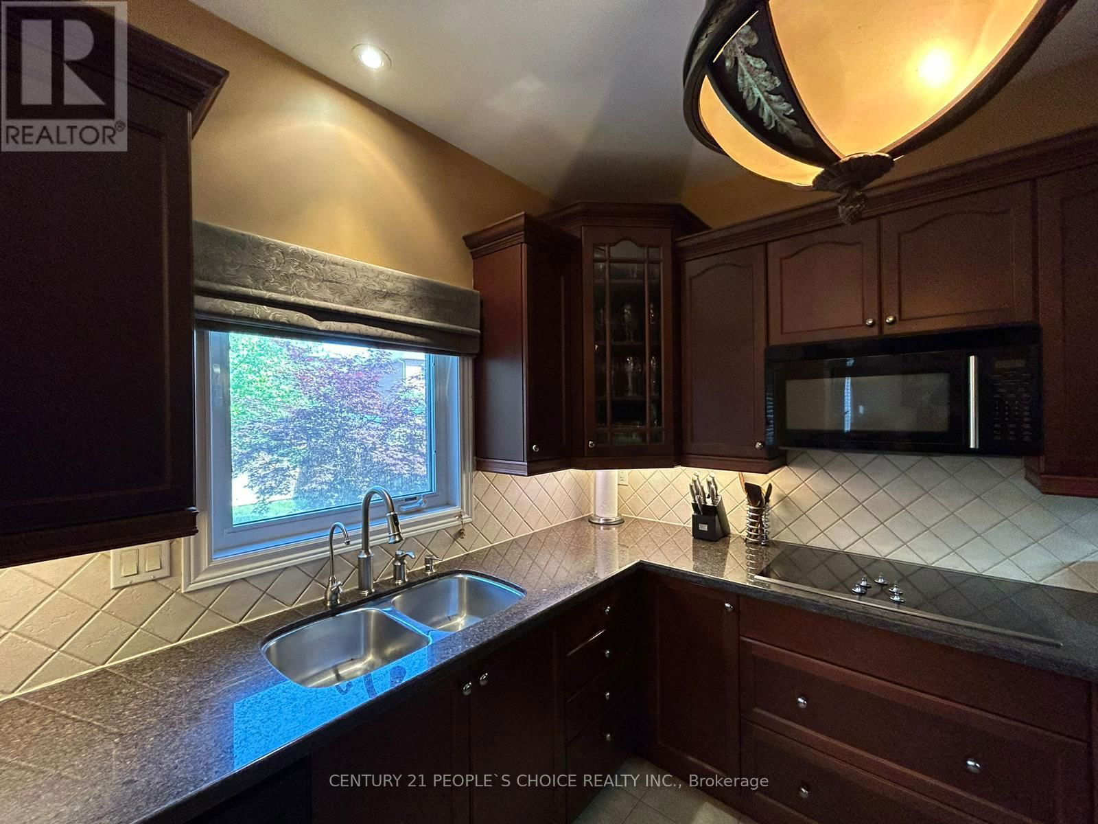 128 MOUNT ROYAL CIRCLE Image 8