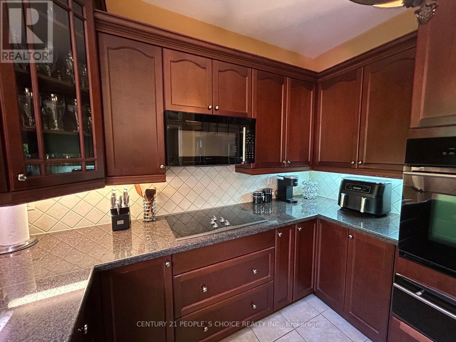 128 MOUNT ROYAL CIRCLE Image 9