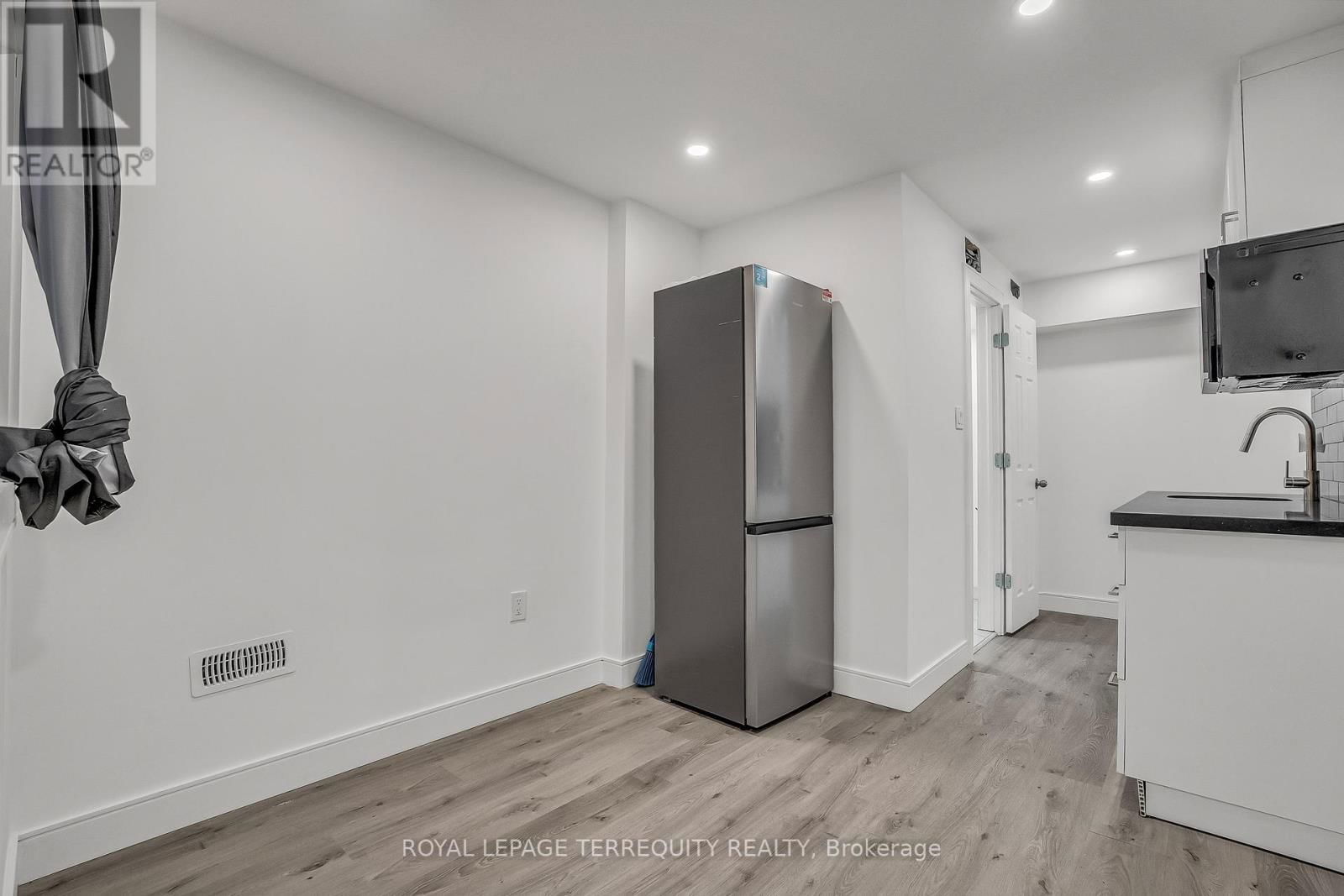 102 GUESTVILLE AVENUE Image 32