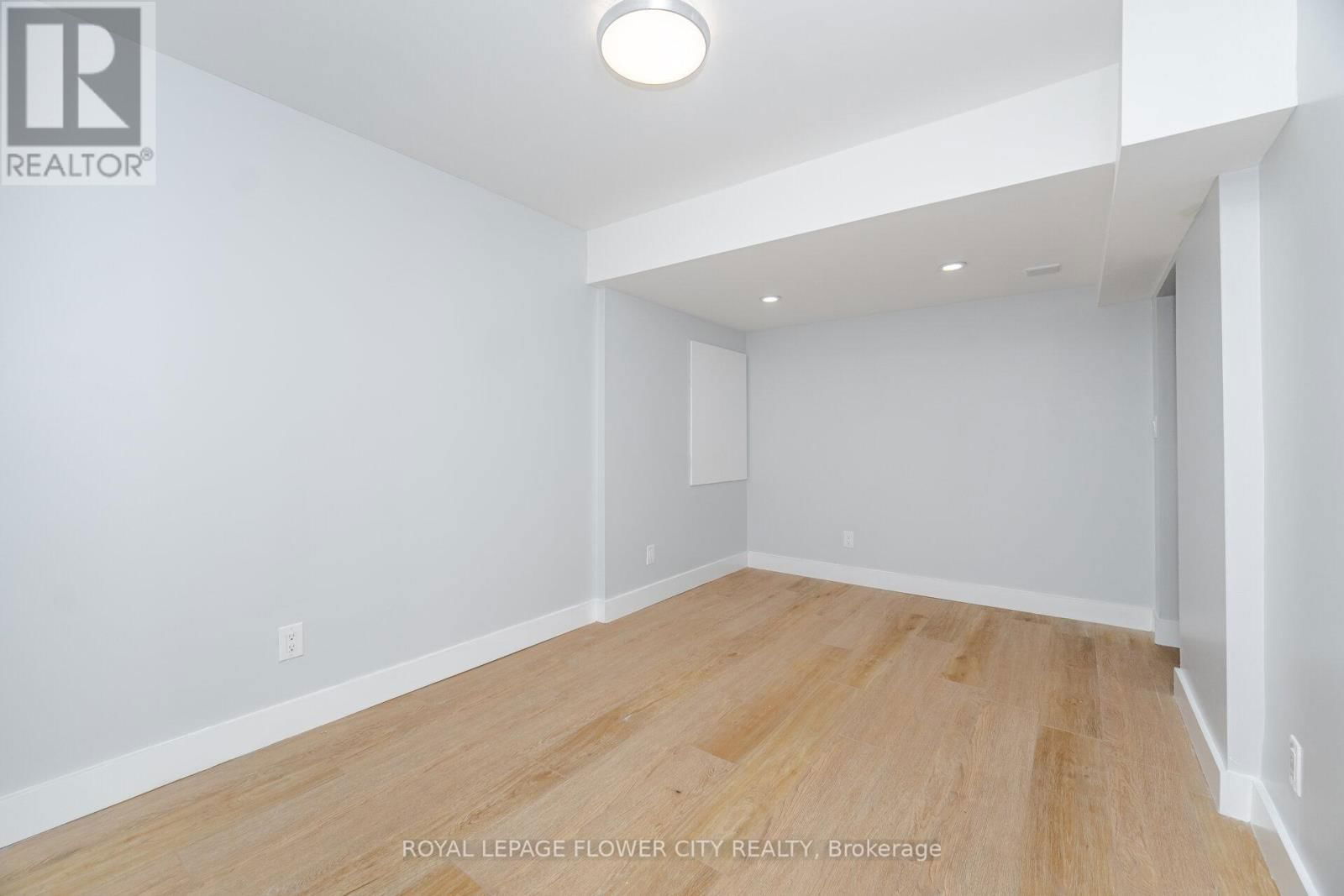 65 MCECHEARN CRESCENT Image 32