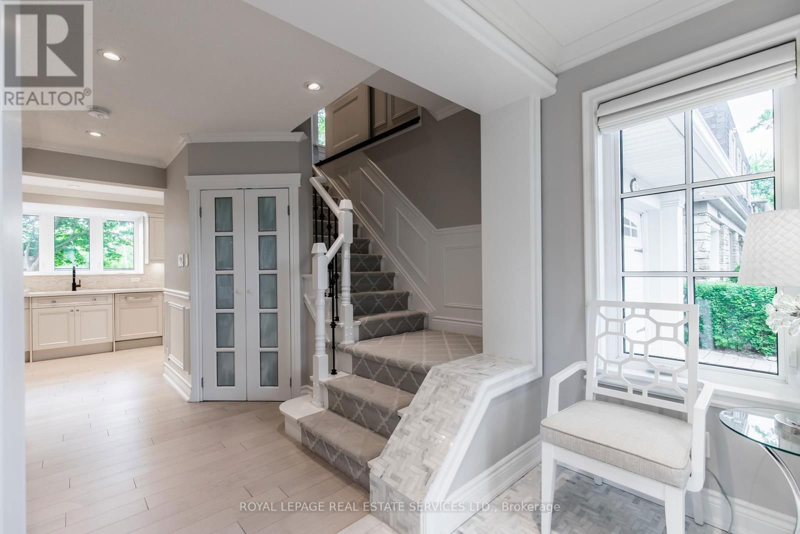 16 FERNDALE CRESCENT Image 2