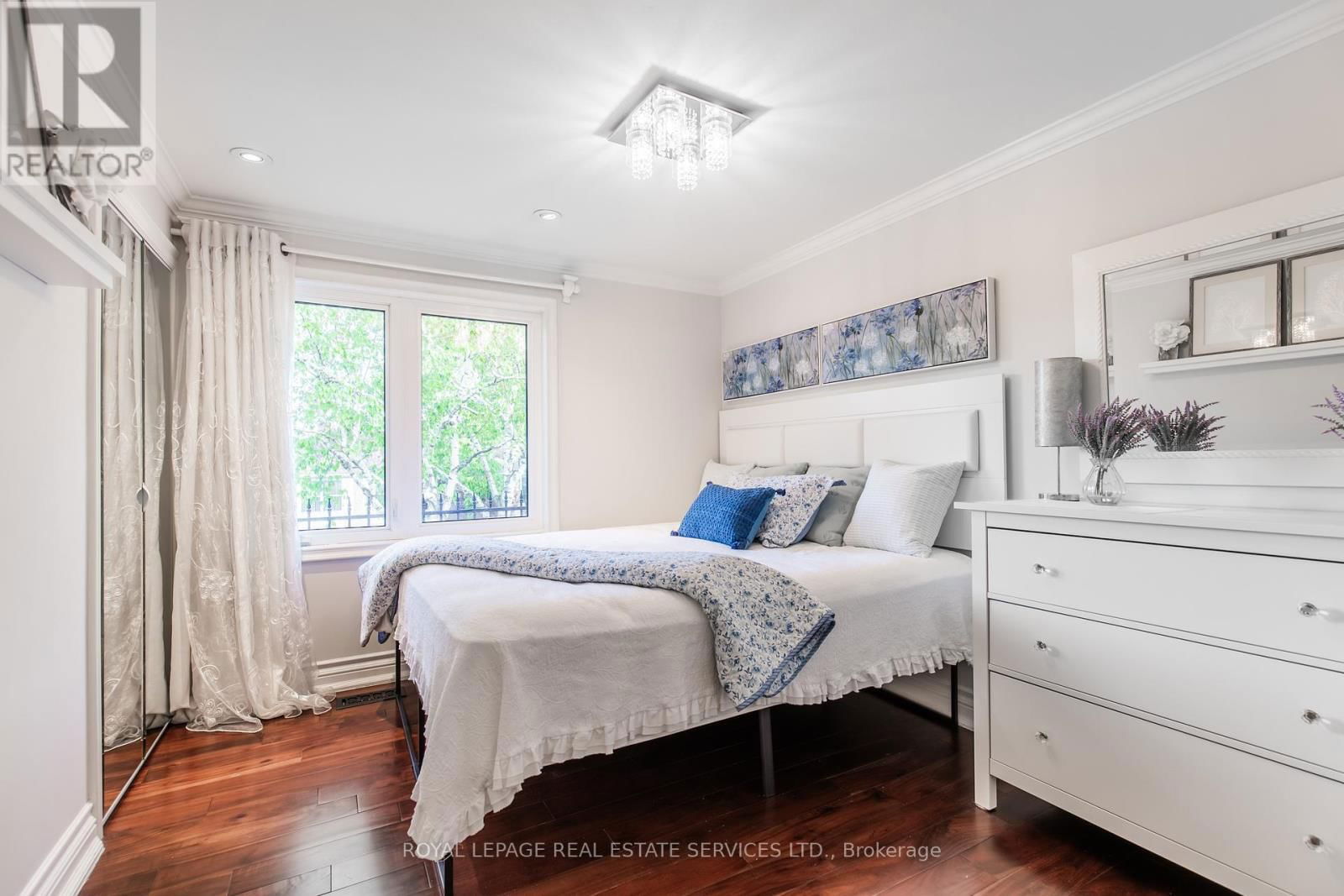 16 FERNDALE CRESCENT Image 27