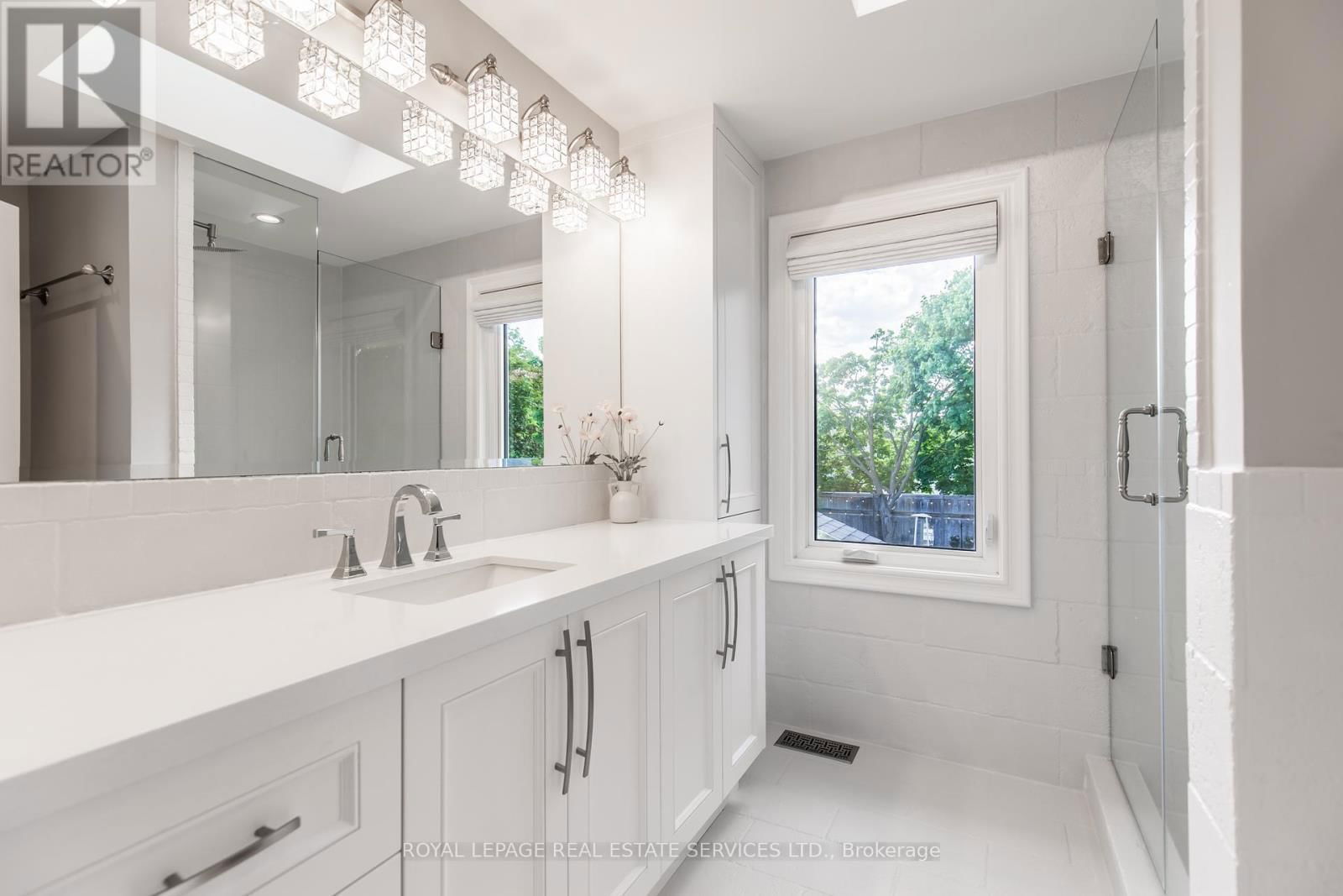 16 FERNDALE CRESCENT Image 33