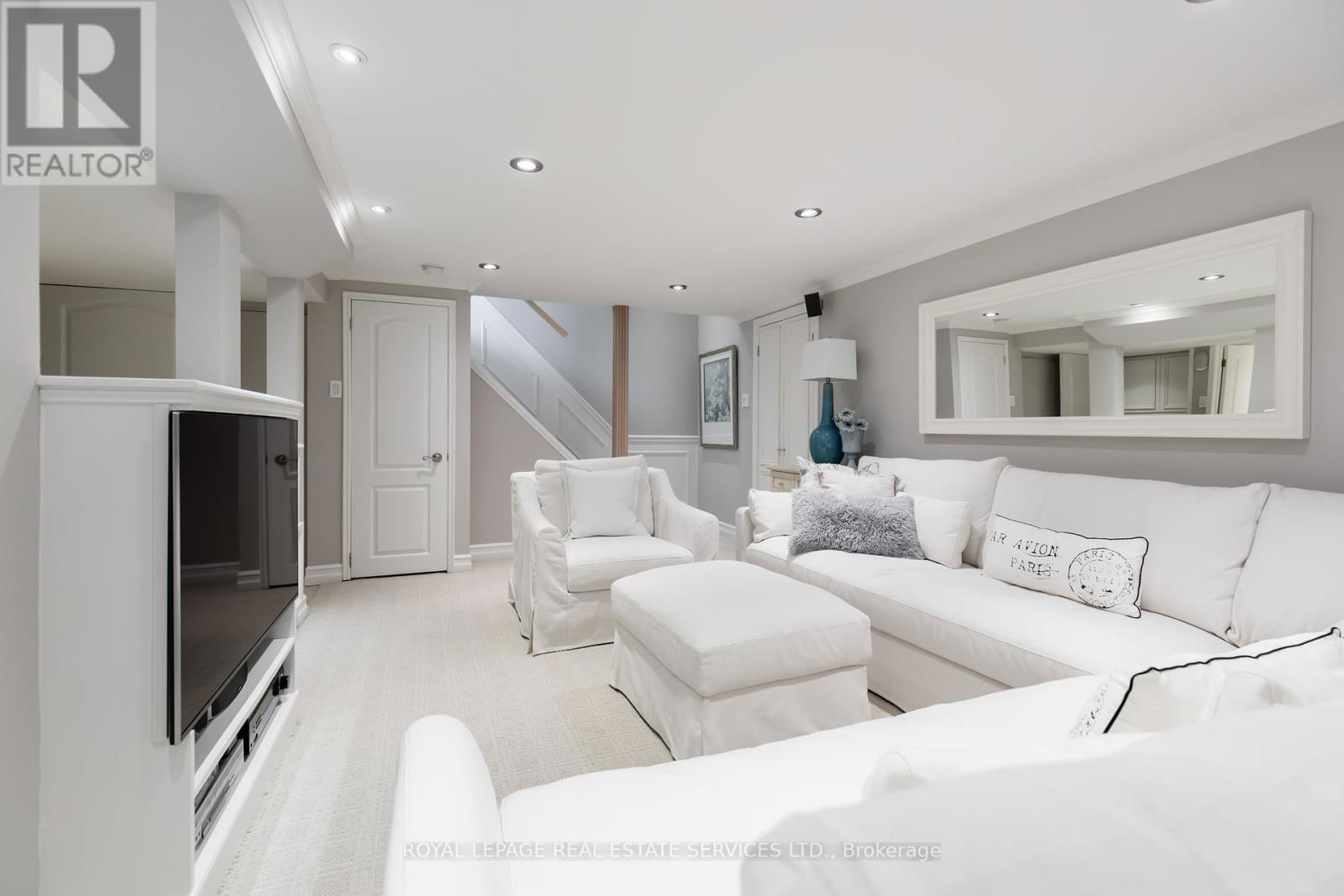 16 FERNDALE CRESCENT Image 34