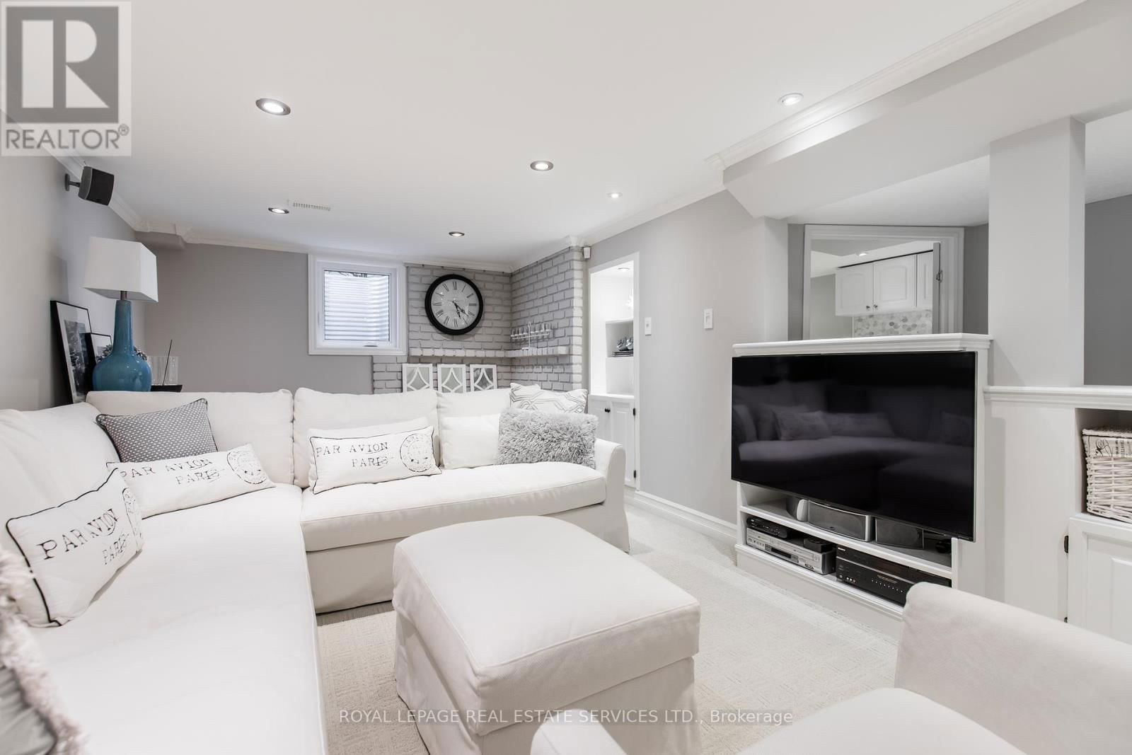 16 FERNDALE CRESCENT Image 36