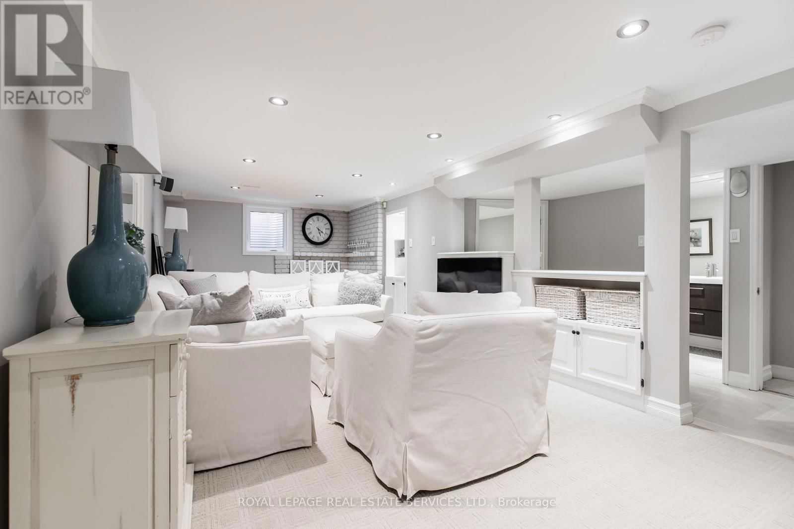 16 FERNDALE CRESCENT Image 37