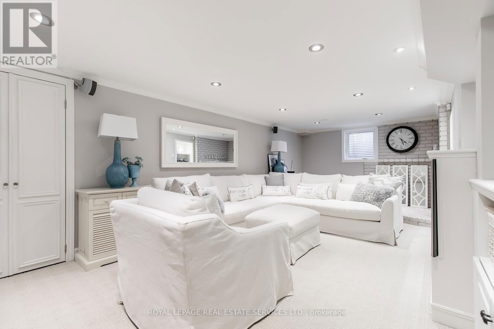 16 FERNDALE CRESCENT Image 38