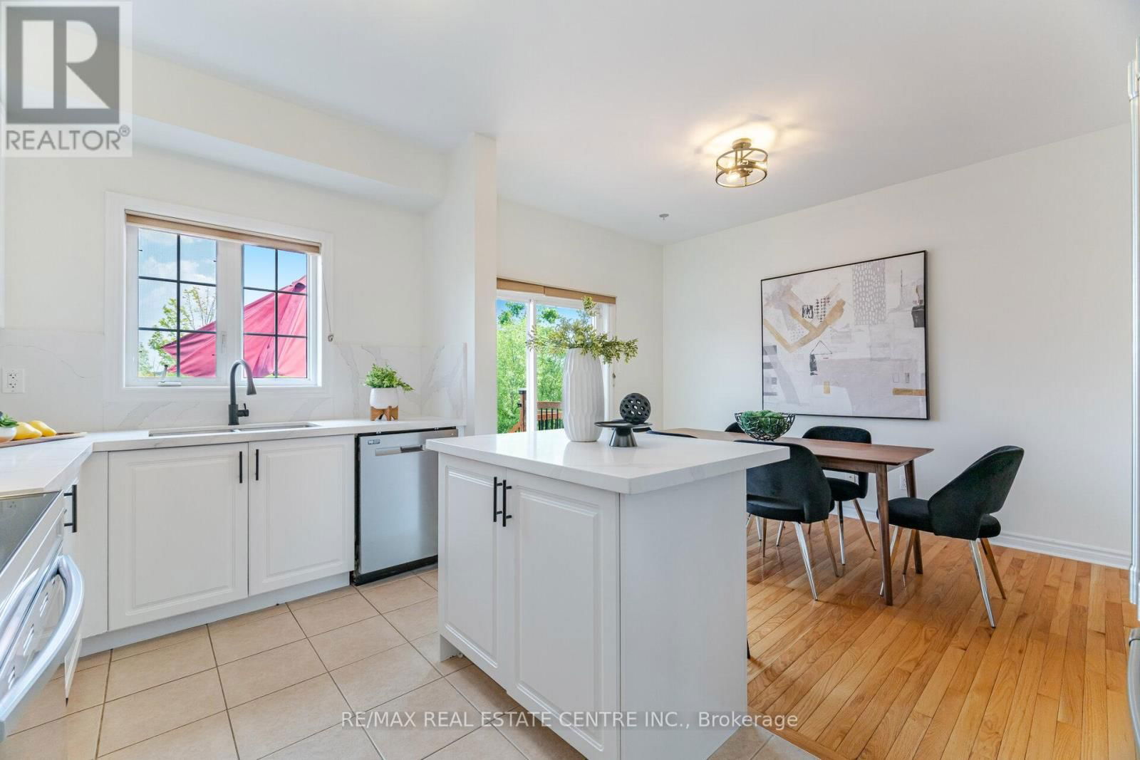 335 HOBBS CRESCENT Image 11