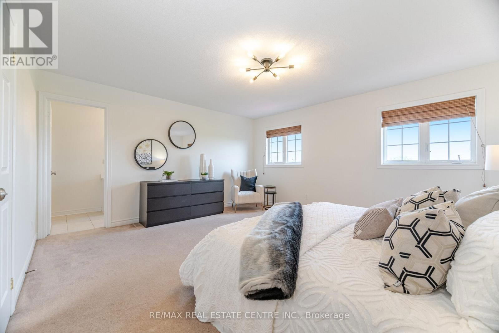 335 HOBBS CRESCENT Image 20