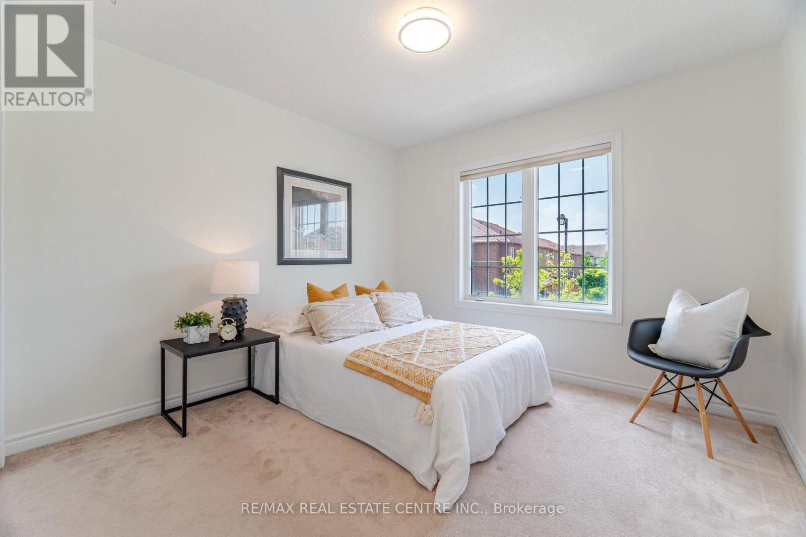 335 HOBBS CRESCENT Image 25