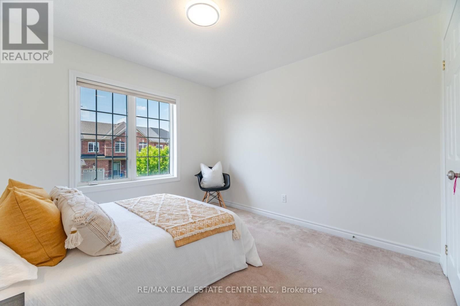 335 HOBBS CRESCENT Image 26