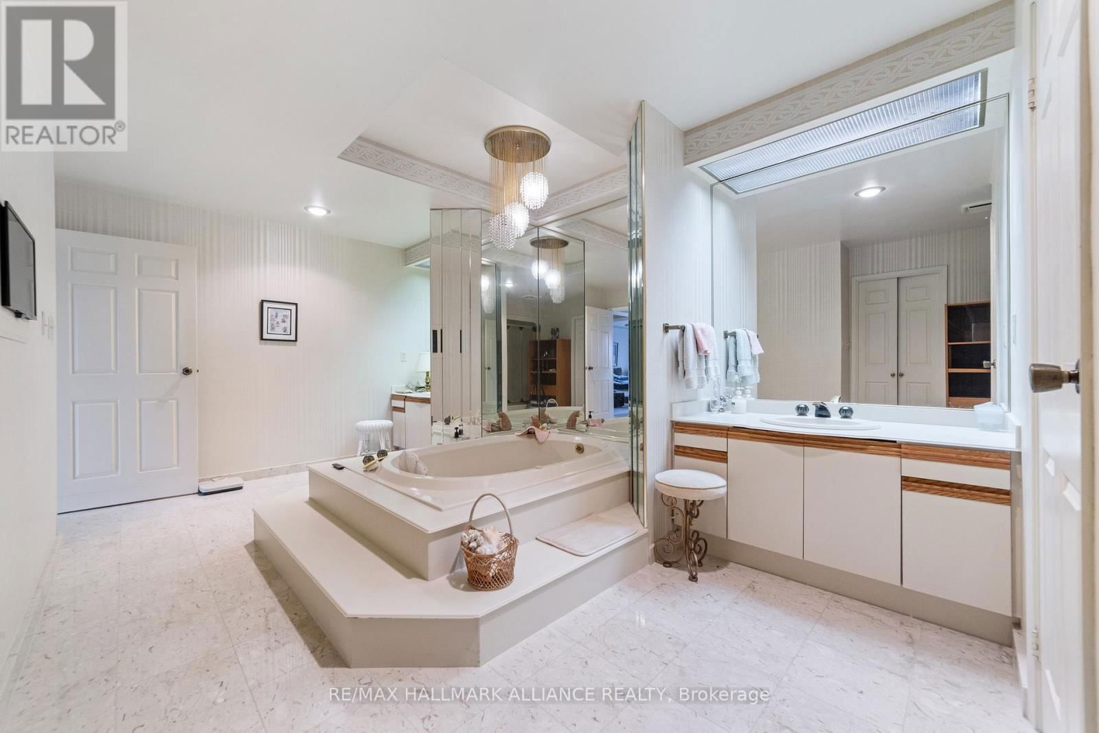 PH6 - 2180 MARINE DR DRIVE Image 31