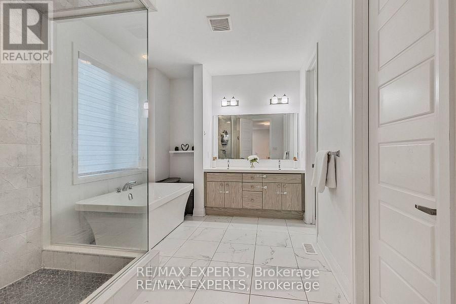 1411 LOBELIA CRESCENT Image 24