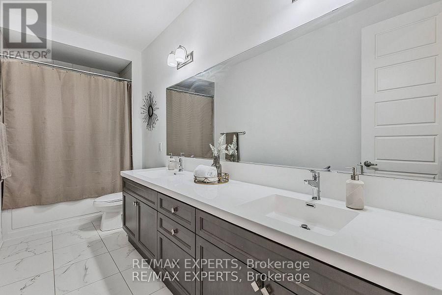 1411 LOBELIA CRESCENT Image 28