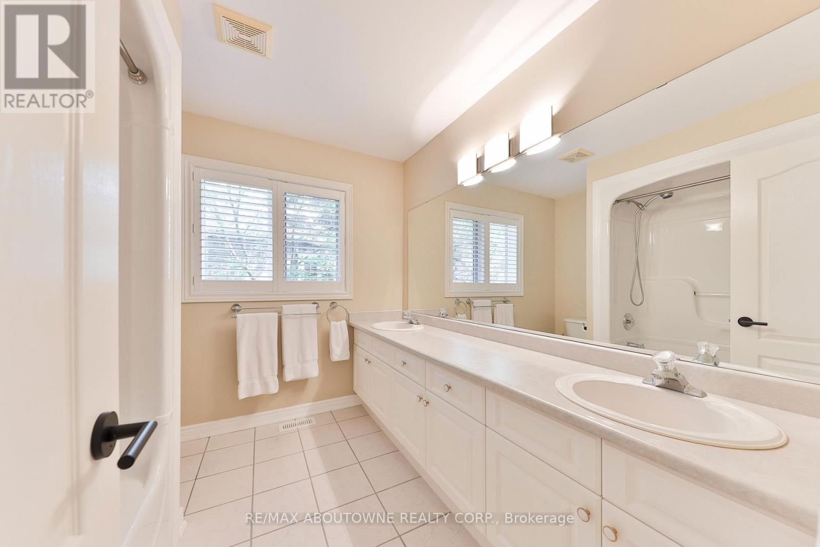 3105 LAKESHORE ROAD Image 32