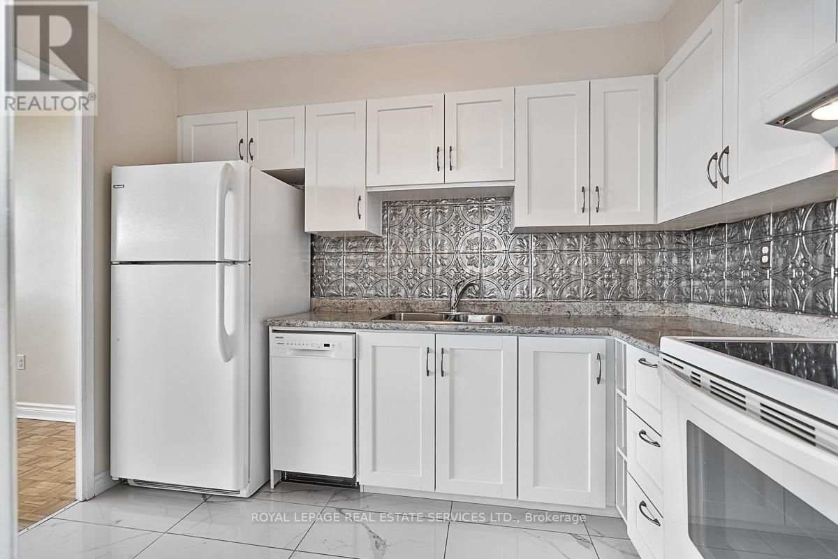 808 - 2263 MARINE DRIVE Image 16