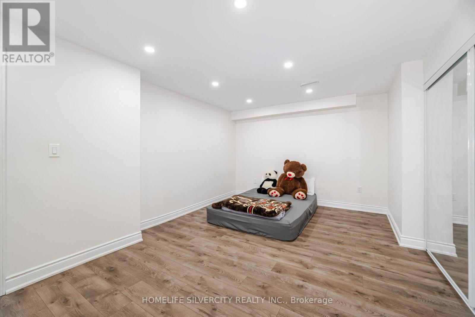 13 FENCHURCH DRIVE Image 30