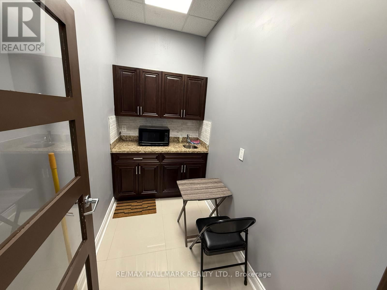 407 - 218 EXPORT BOULEVARD Image 18