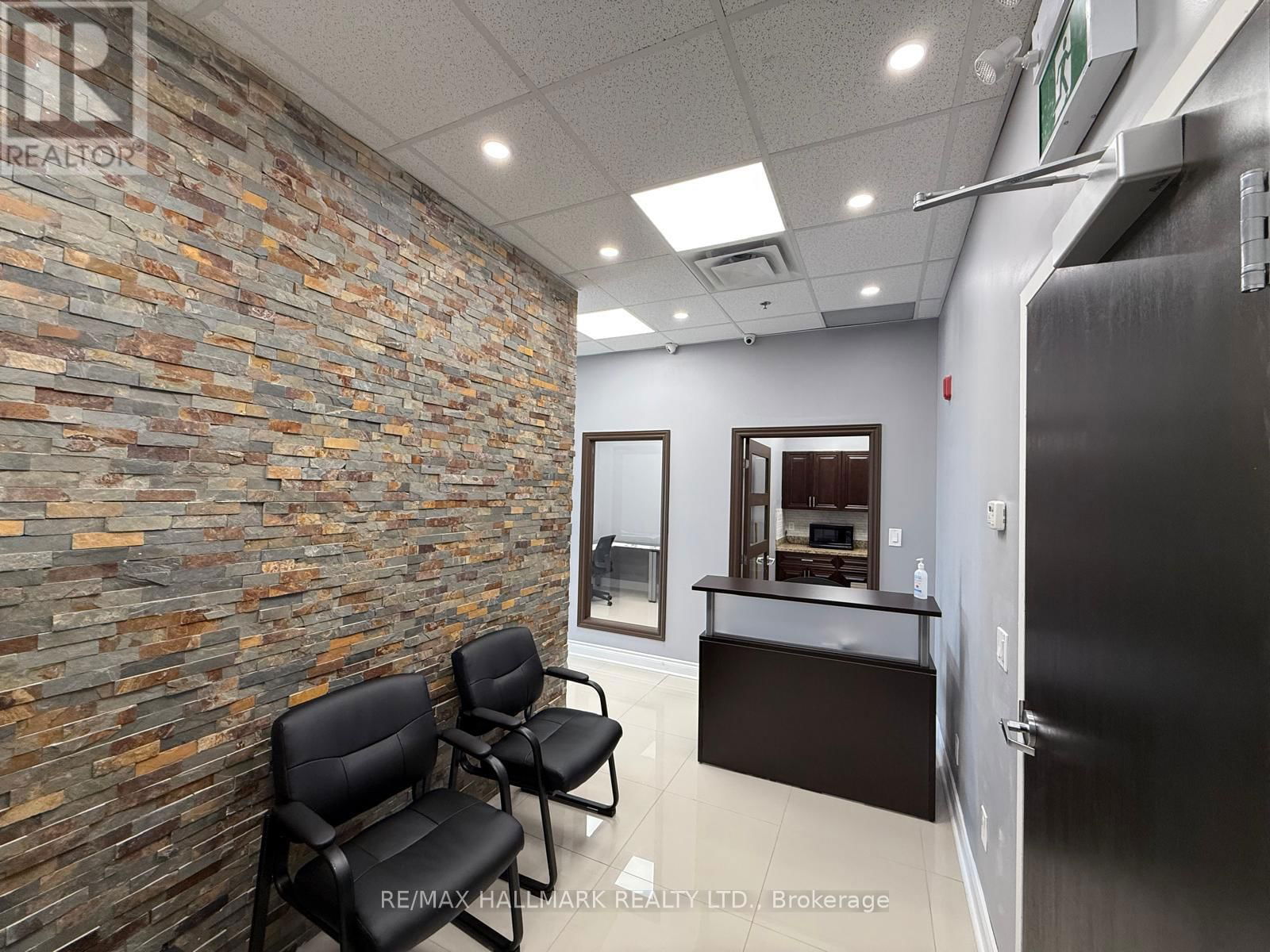 407 - 218 EXPORT BOULEVARD Image 4