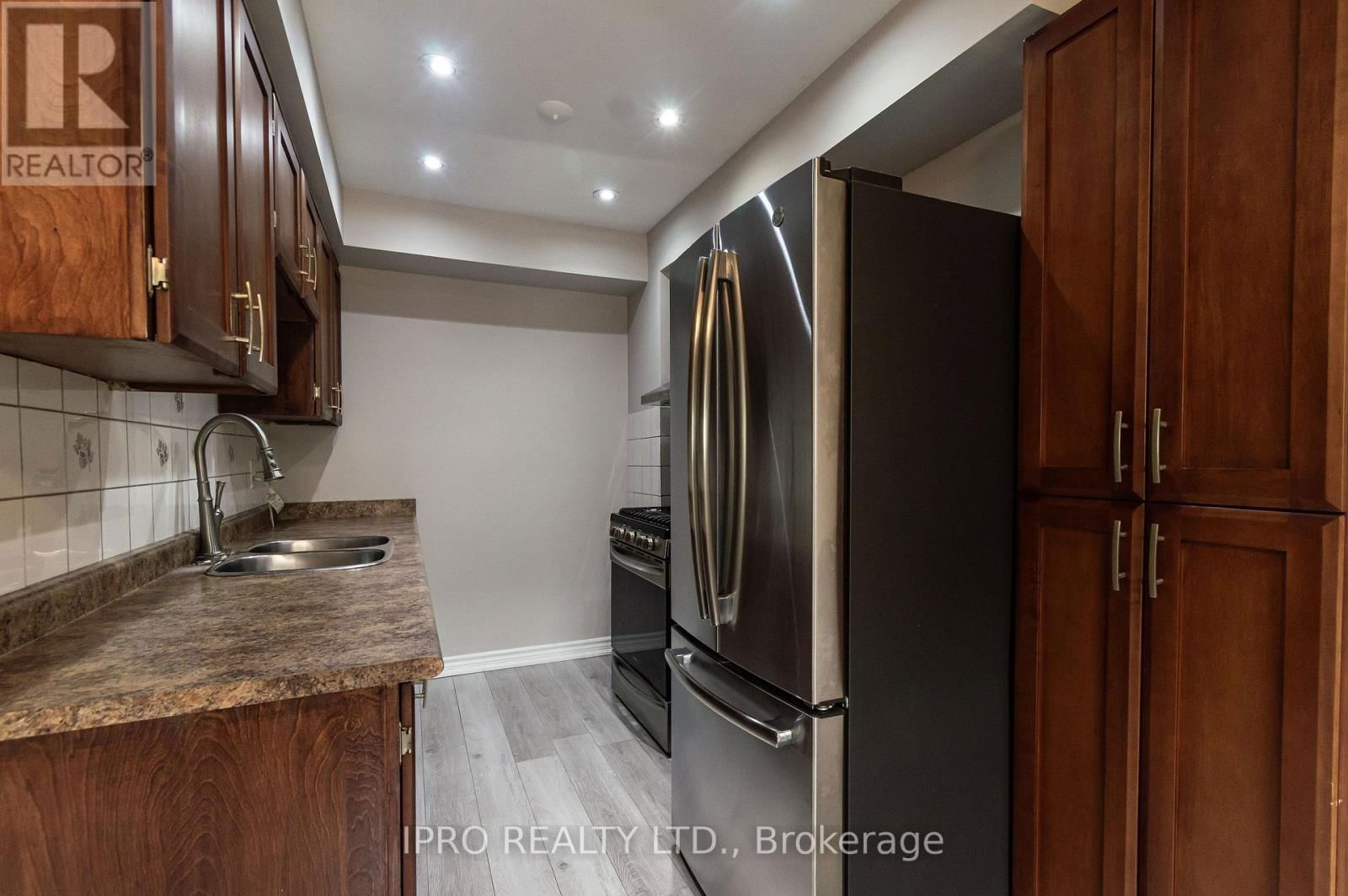 16 FRANKLIN COURT Image 4