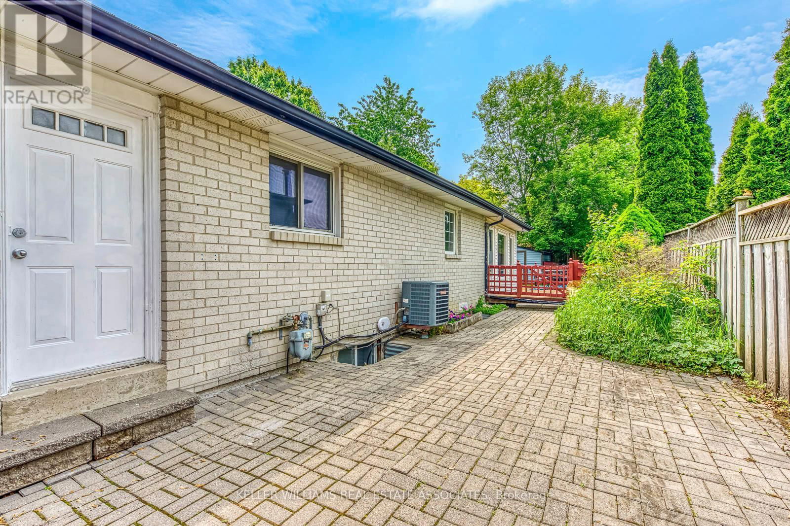 12 GULLIVER CRESCENT Image 32