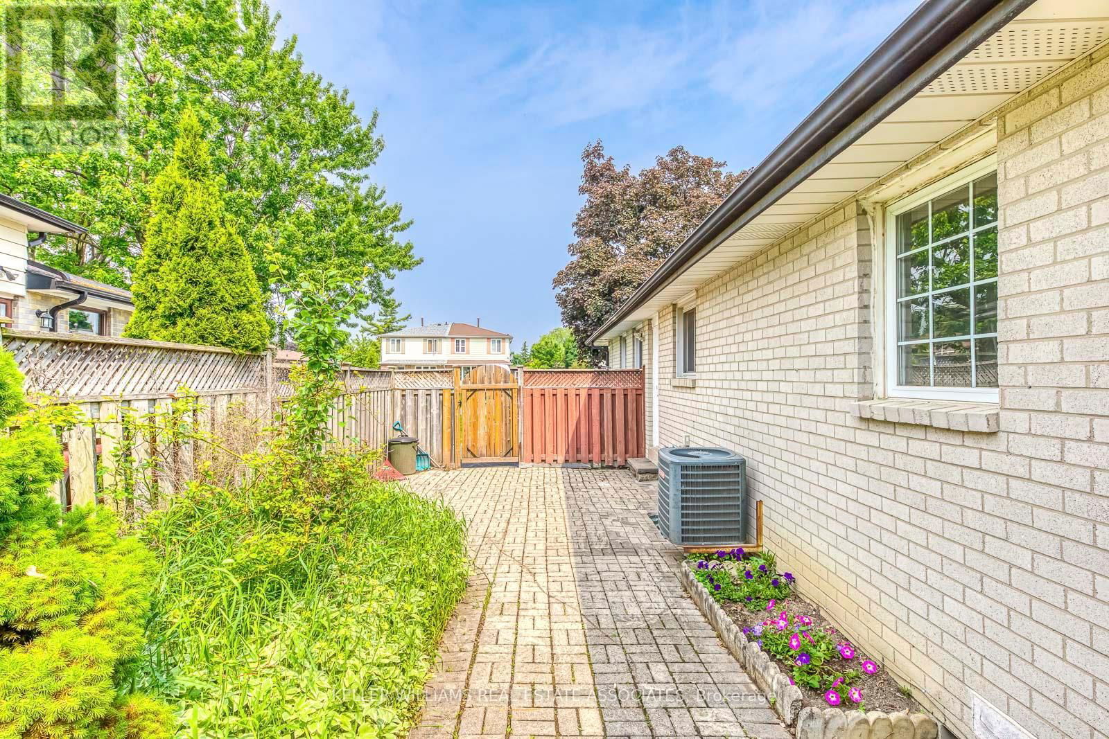 12 GULLIVER CRESCENT Image 34