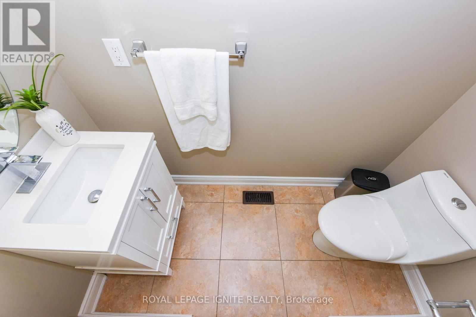 8 SCOTCHMERE CRESCENT Image 32