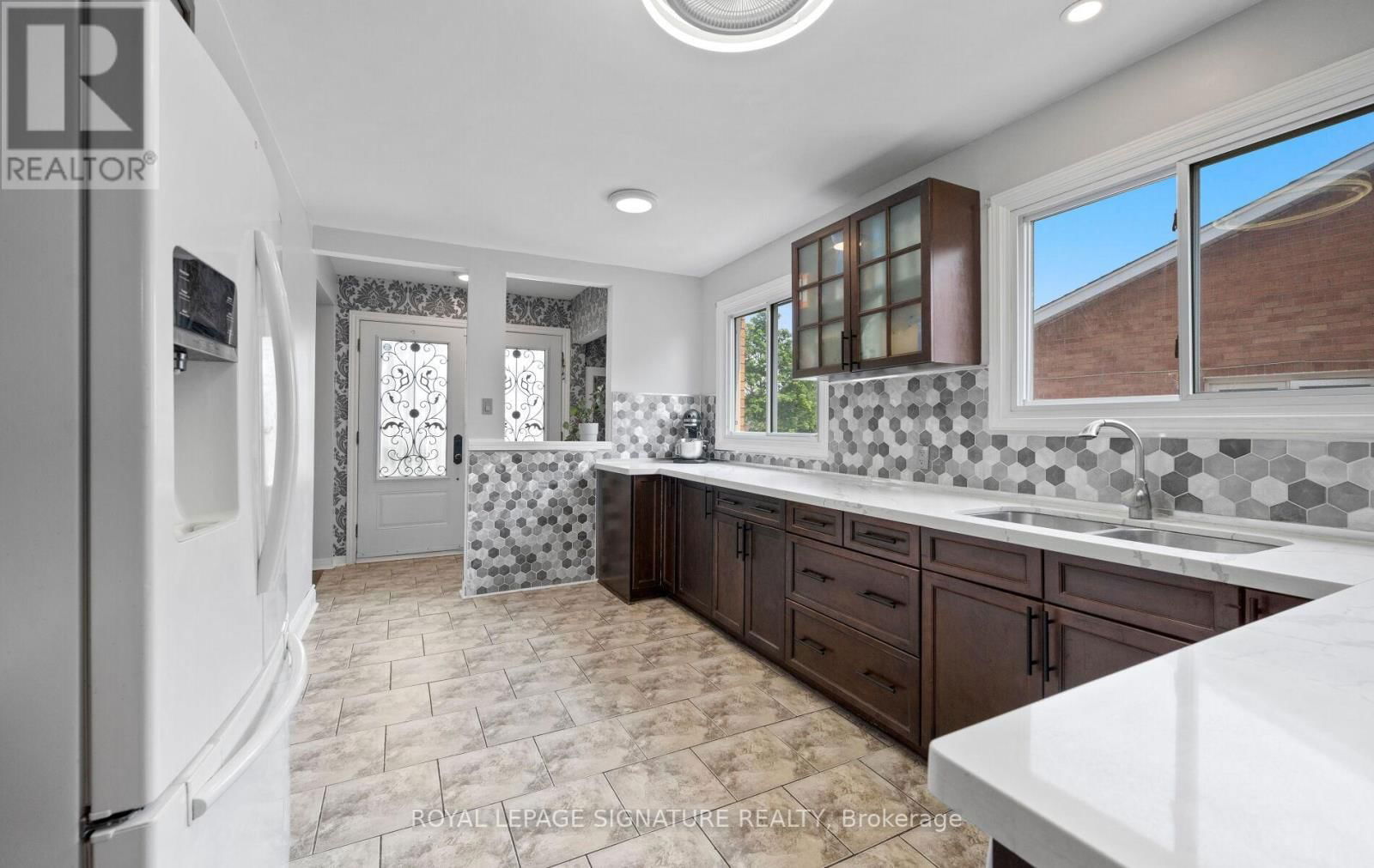 1807 SANDGATE CRESCENT Image 11