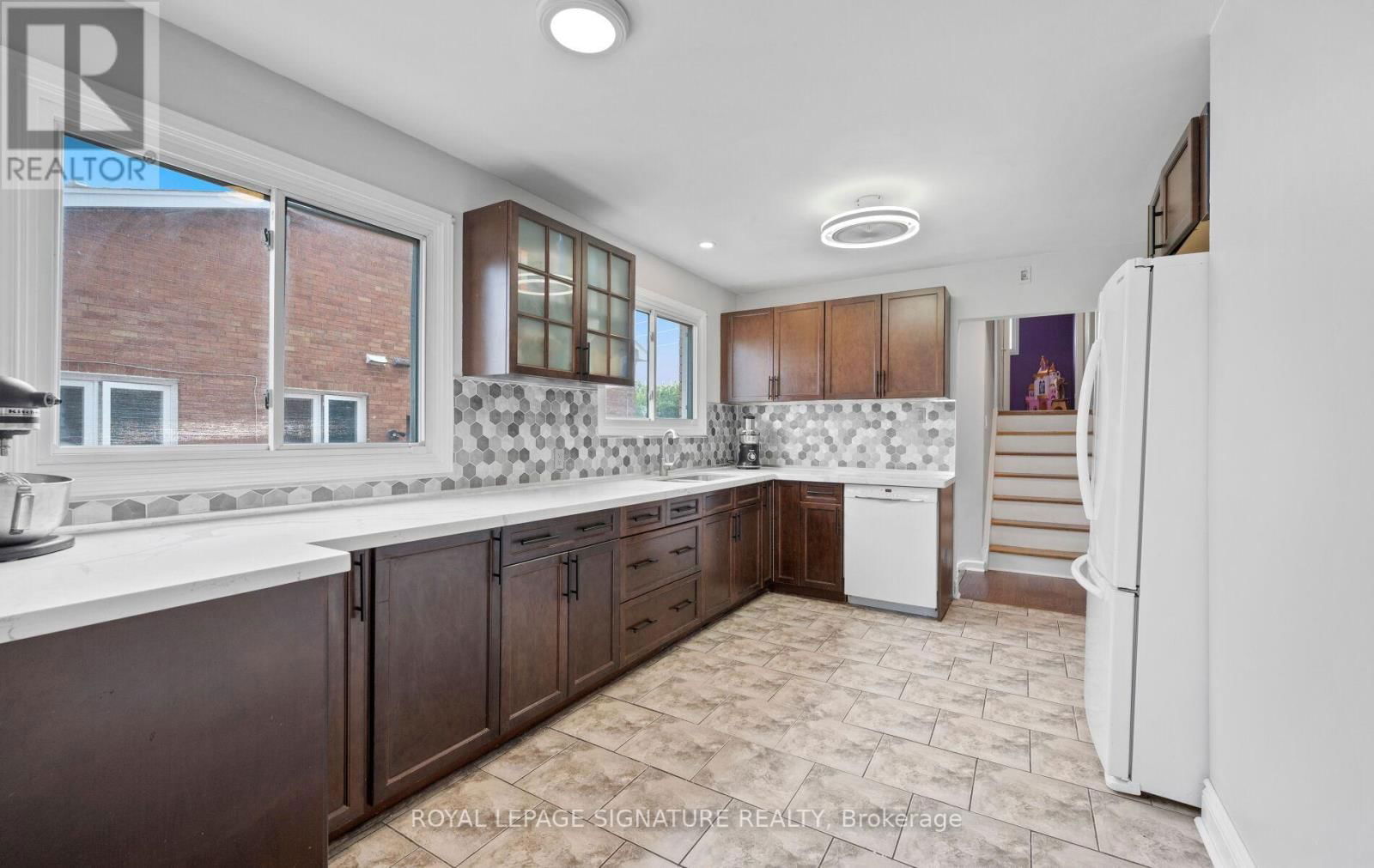 1807 SANDGATE CRESCENT Image 12