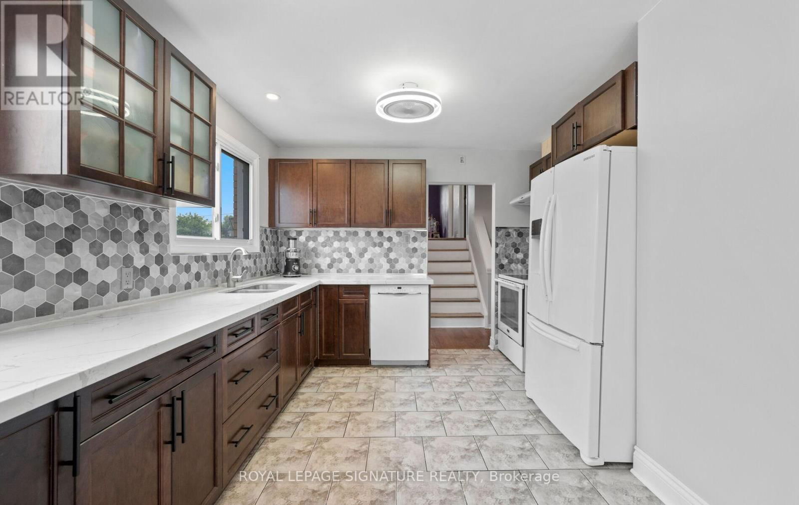 1807 SANDGATE CRESCENT Image 13