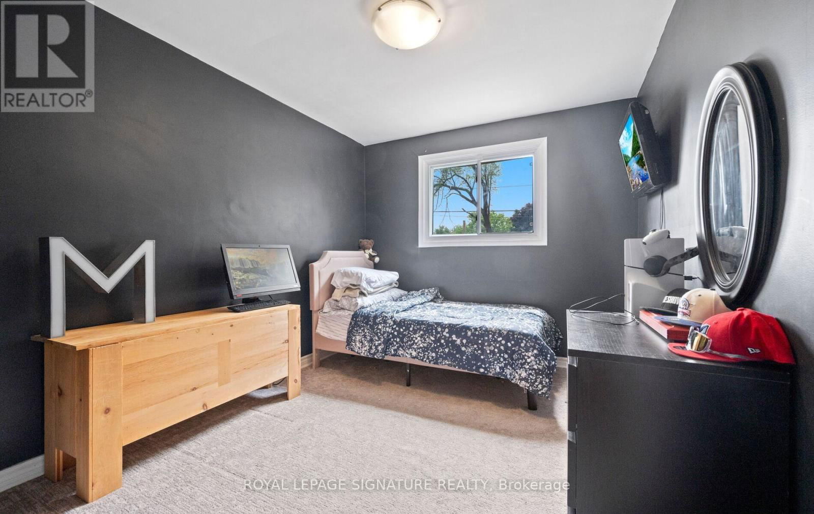 1807 SANDGATE CRESCENT Image 19