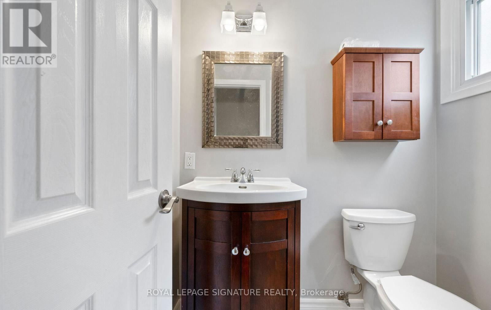1807 SANDGATE CRESCENT Image 20