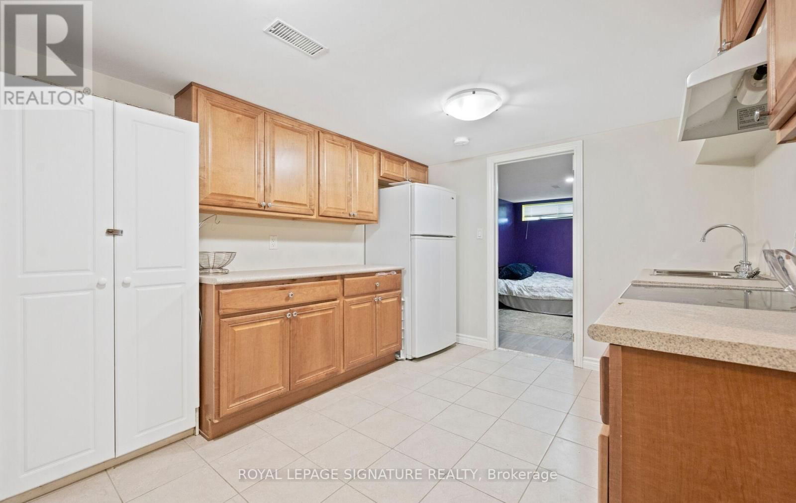 1807 SANDGATE CRESCENT Image 22