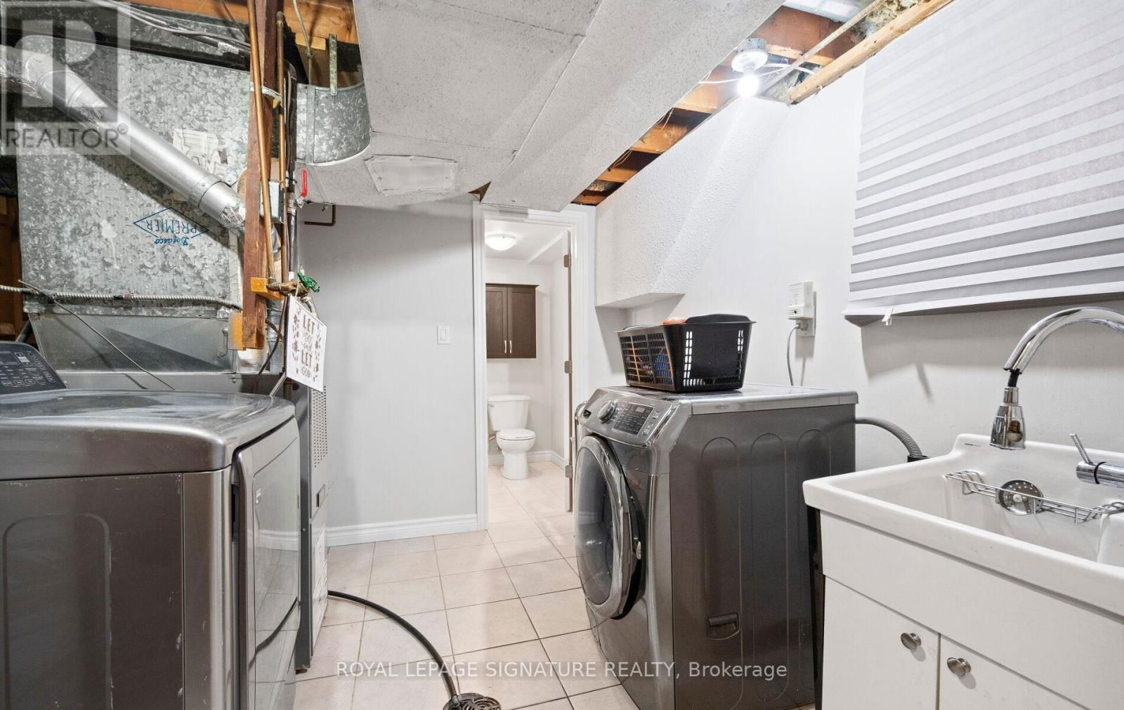 1807 SANDGATE CRESCENT Image 25
