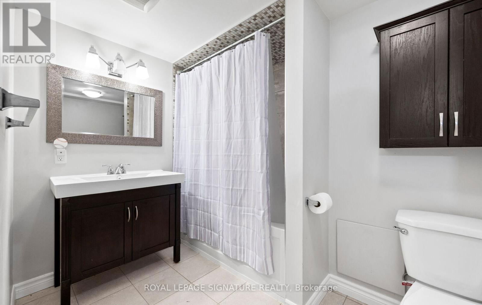 1807 SANDGATE CRESCENT Image 26