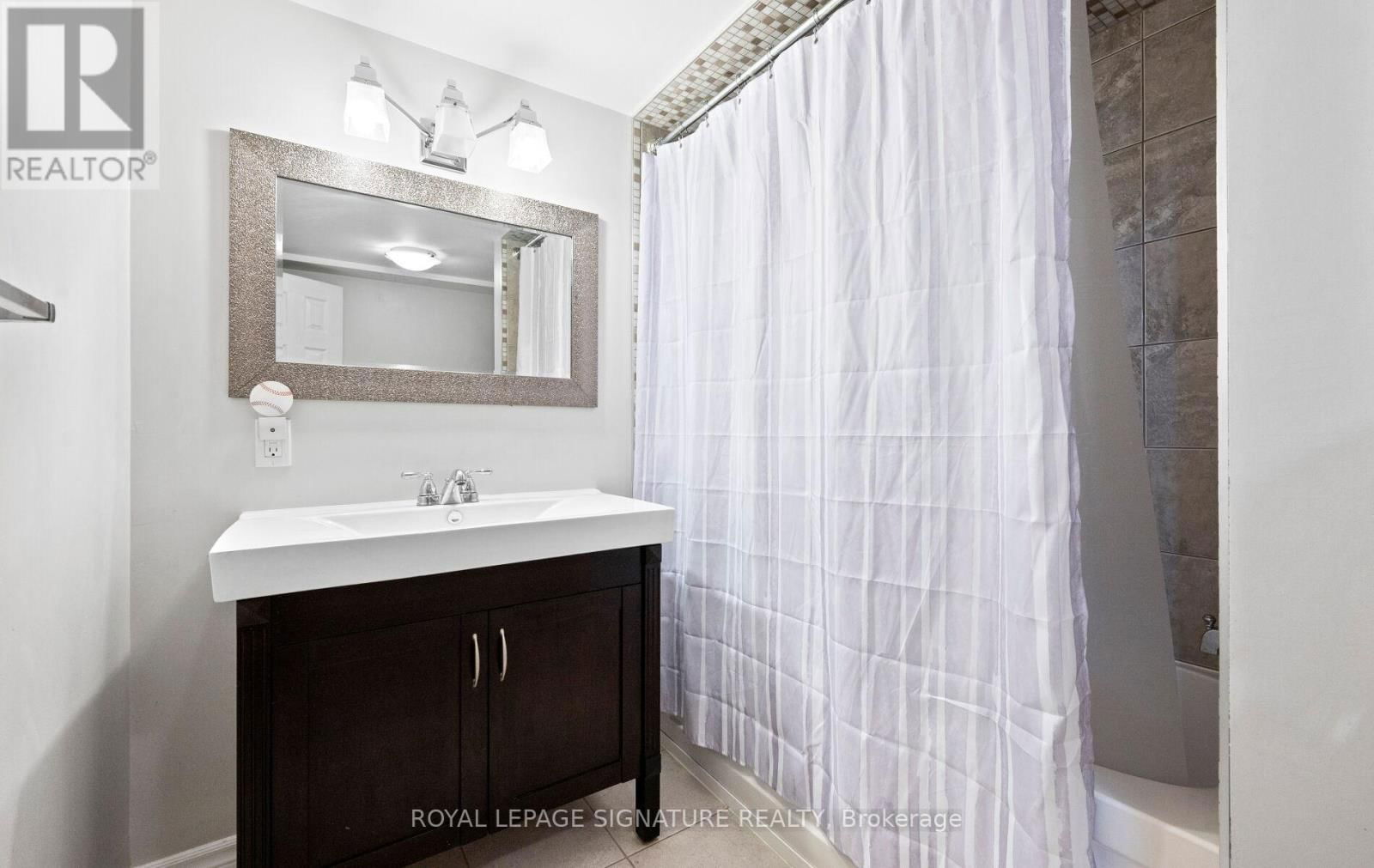 1807 SANDGATE CRESCENT Image 27