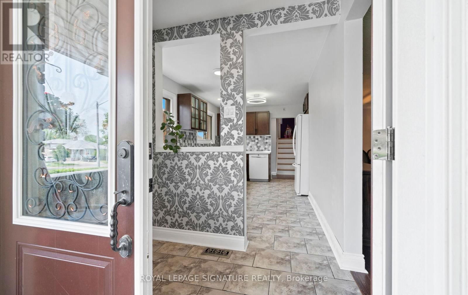 1807 SANDGATE CRESCENT Image 3