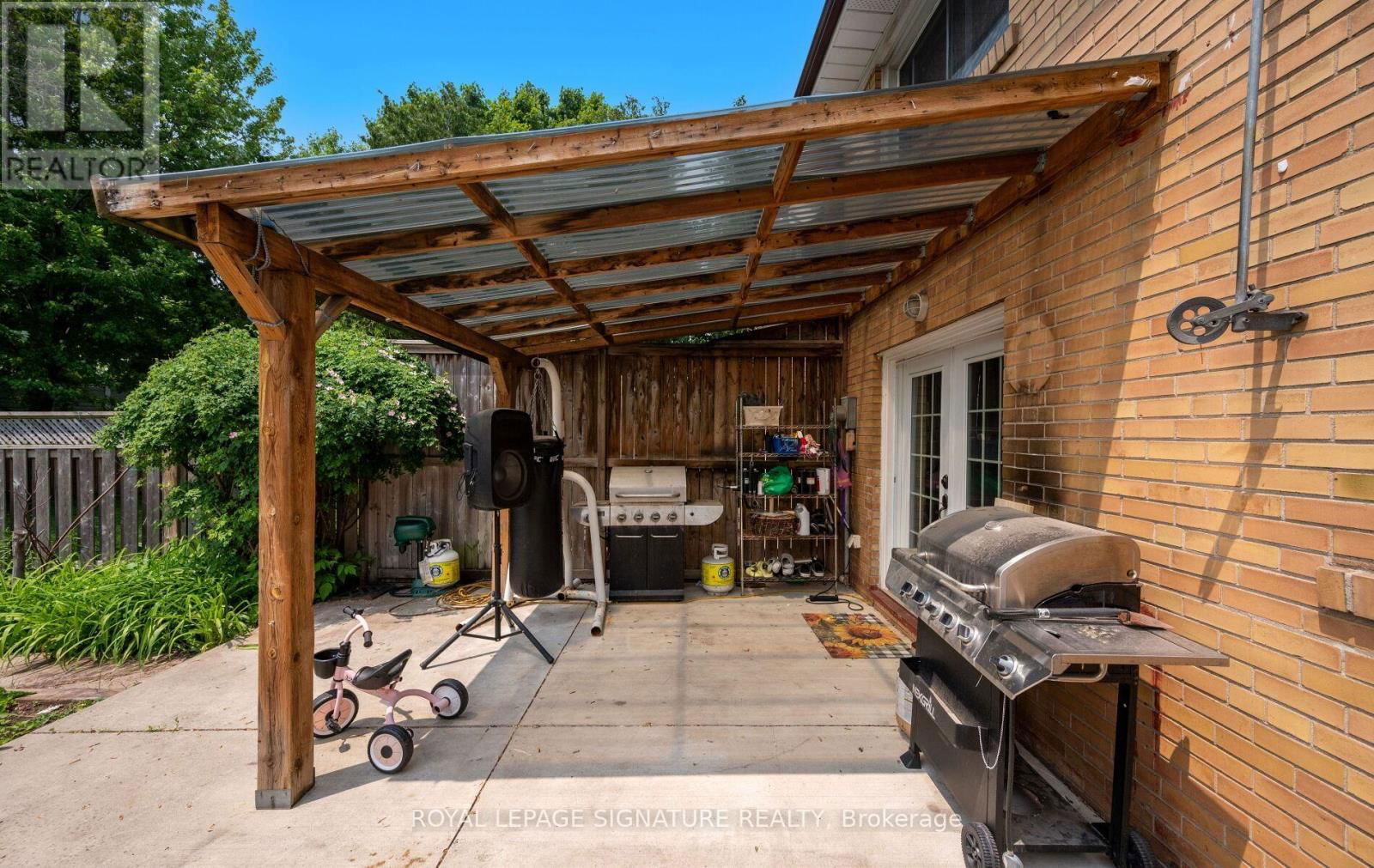 1807 SANDGATE CRESCENT Image 32