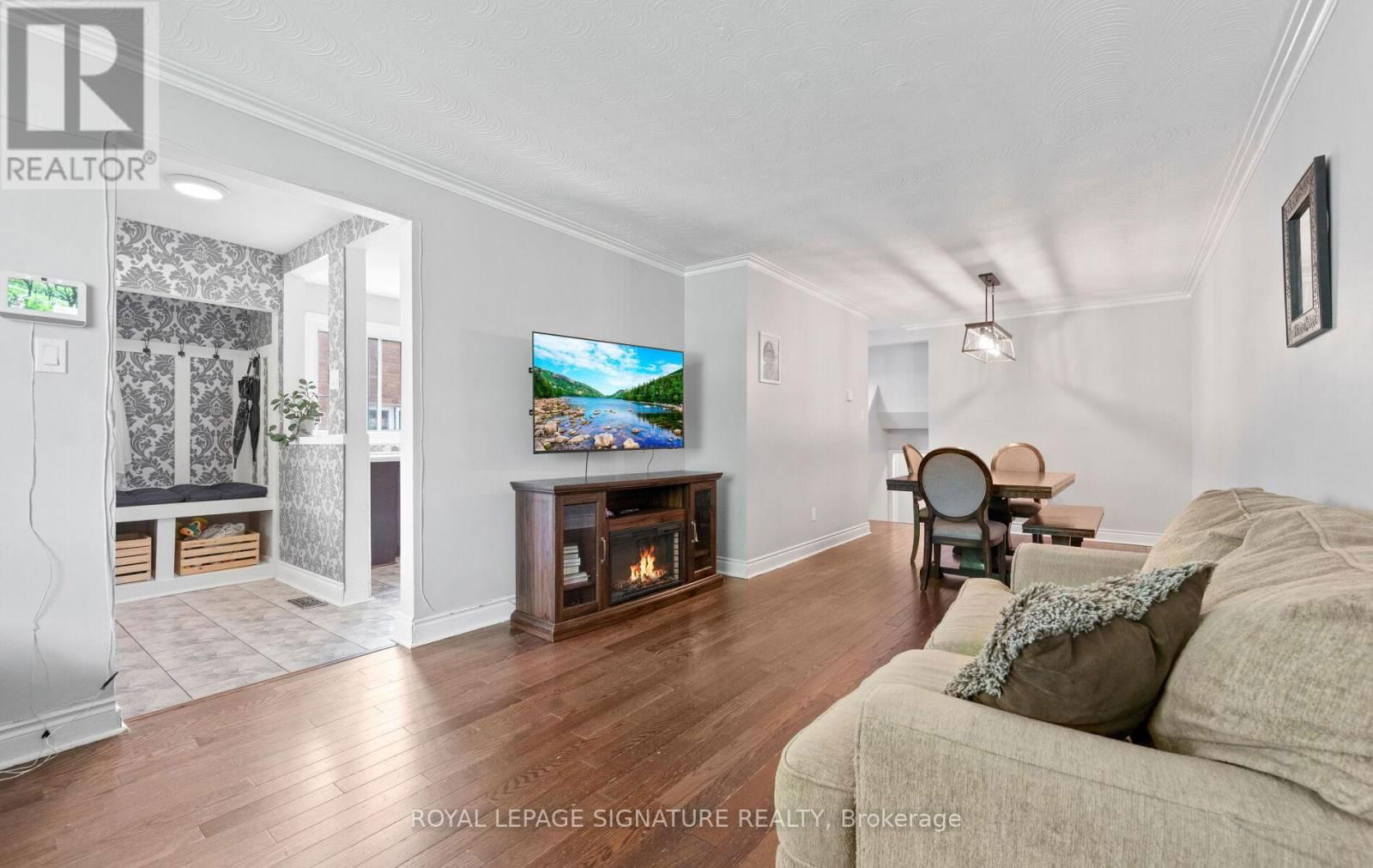 1807 SANDGATE CRESCENT Image 6