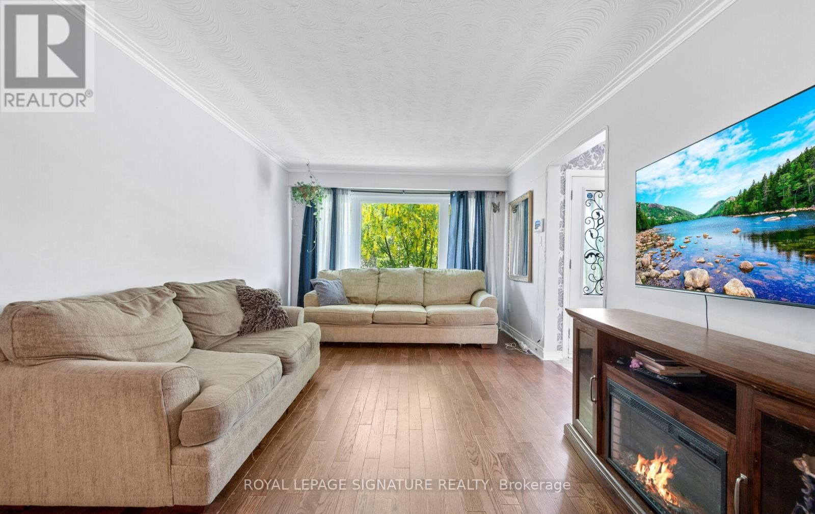 1807 SANDGATE CRESCENT Image 8