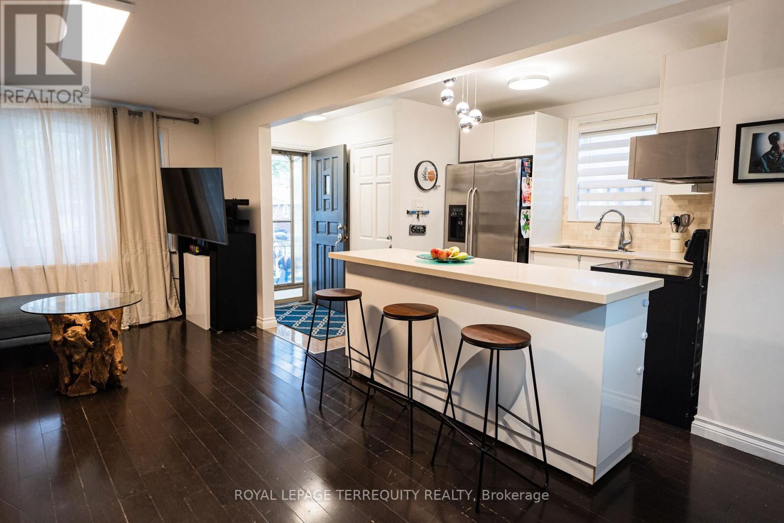 968 CASTLEFIELD AVENUE Image 4