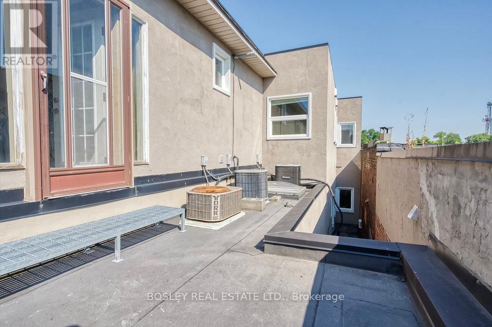 2909 DUNDAS STREET WEST Image 18