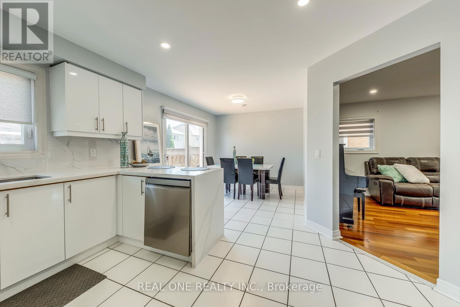 826 WINTERTON WAY Image 14