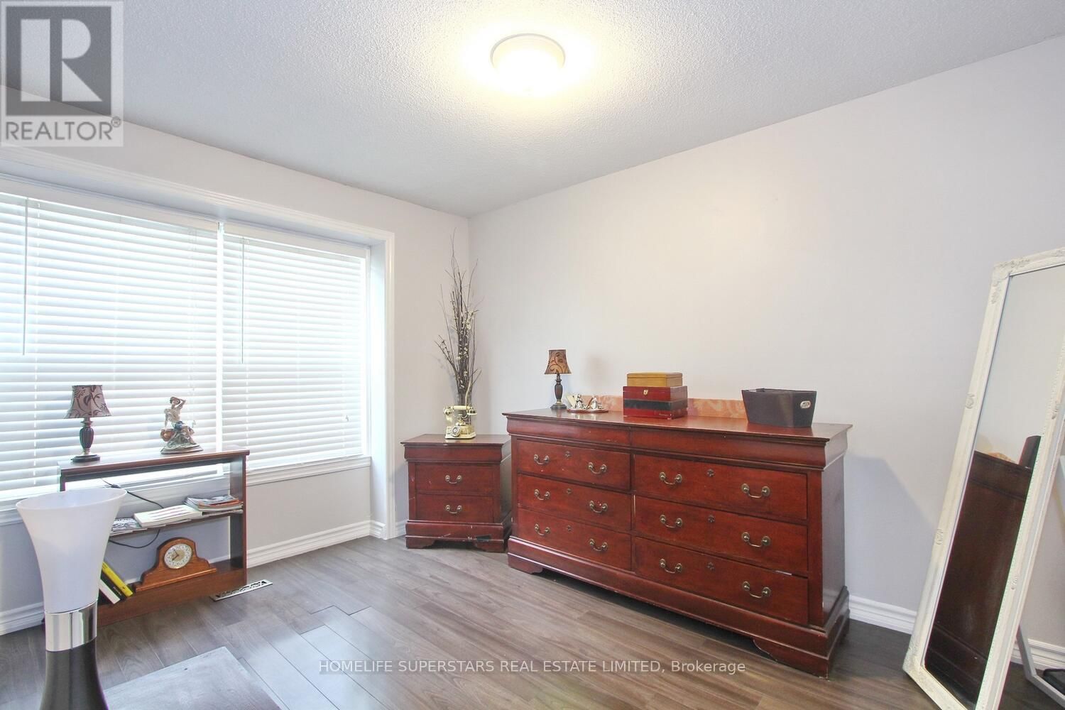 76 MORLEY CRESCENT Image 26