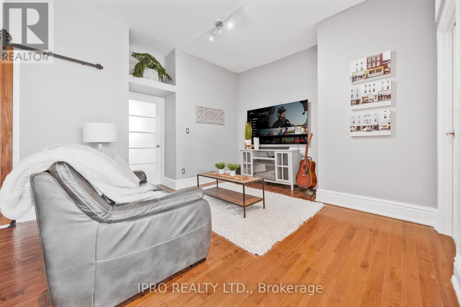 2 - 166 BROADWAY AVENUE Image 26
