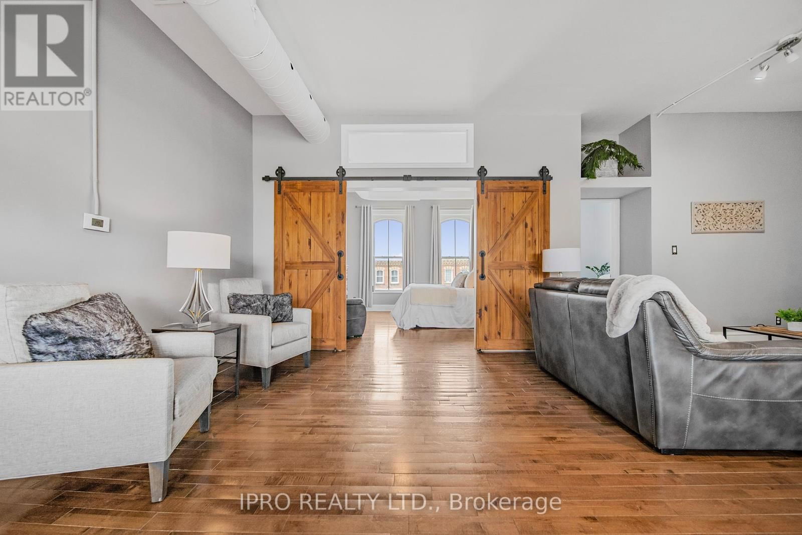 2 - 166 BROADWAY AVENUE Image 4