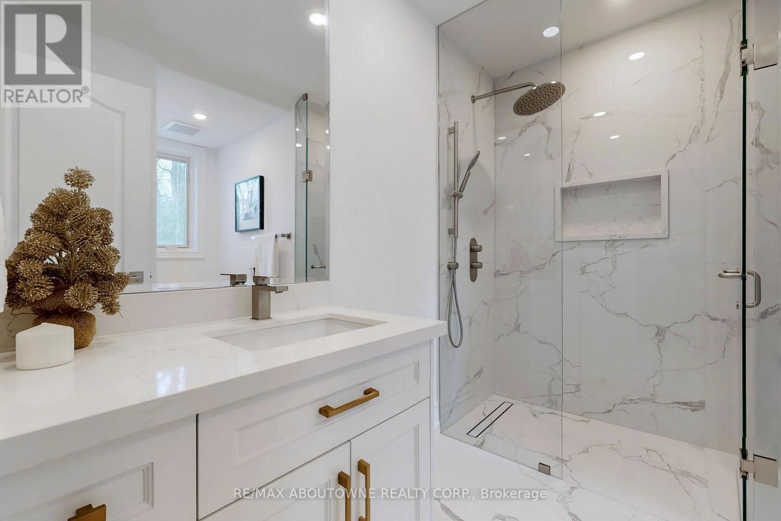 116 PARKWOOD COURT Image 32
