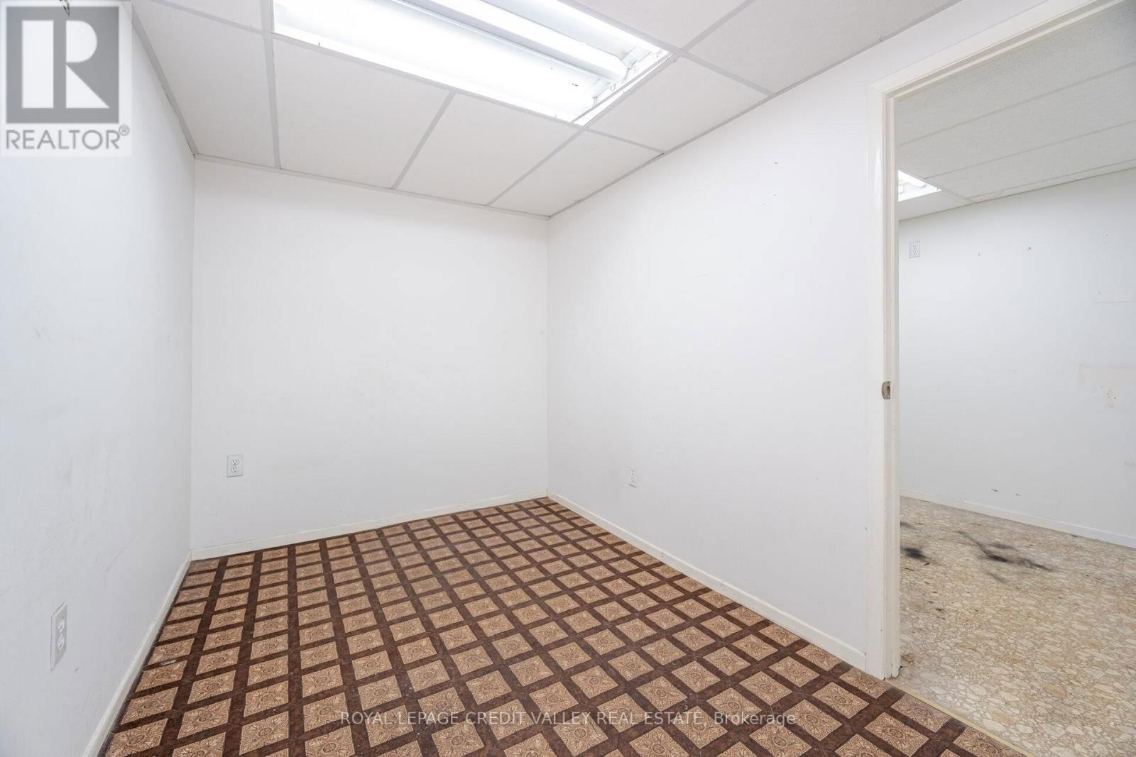 44 COURTLEIGH SQUARE Image 31