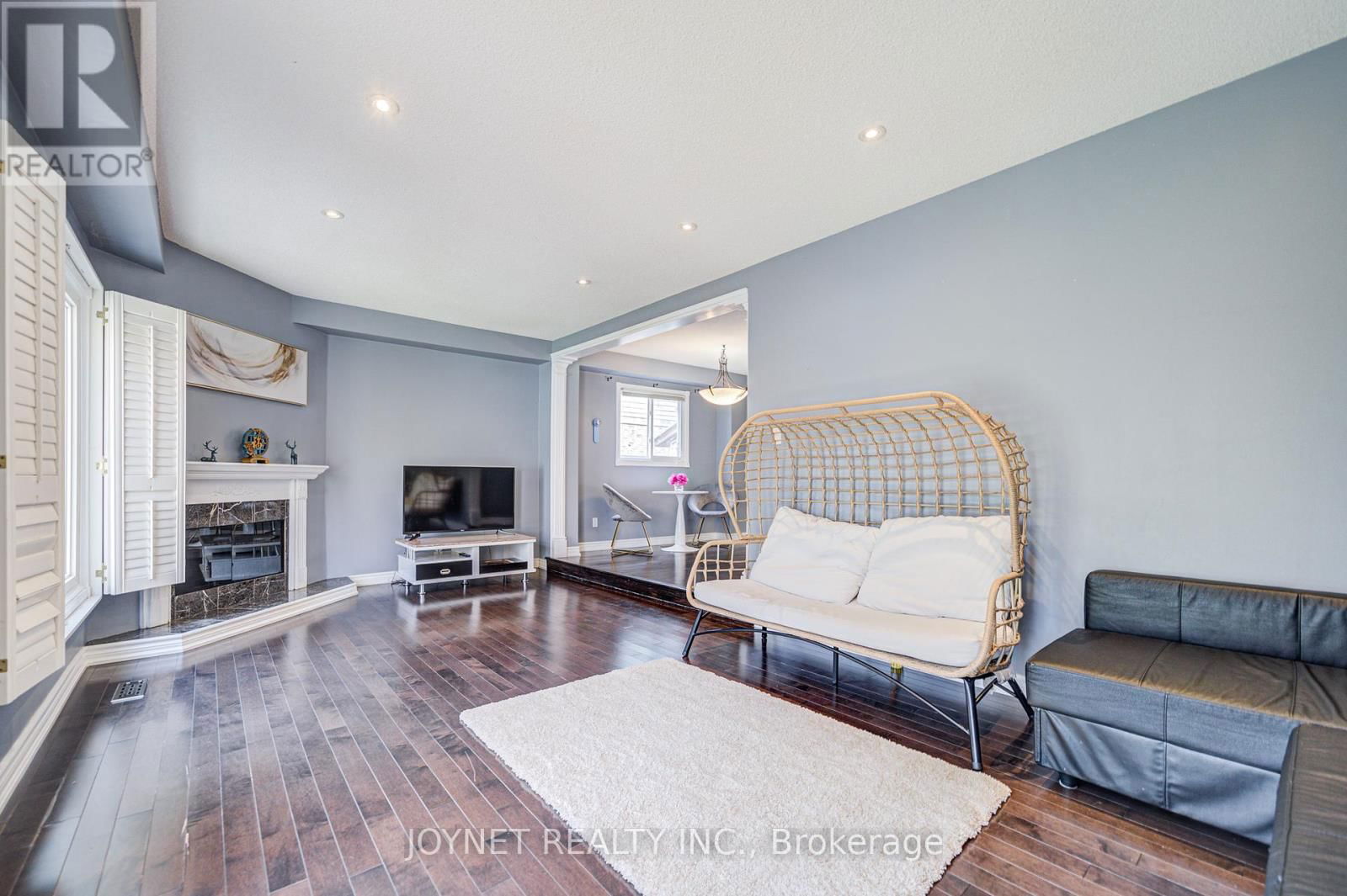 3218 VALCOURT CRESCENT Image 16